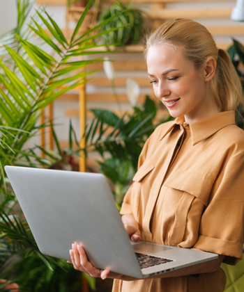 women typing in a laptop