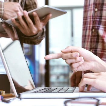 mains 3 personnes tablette pc