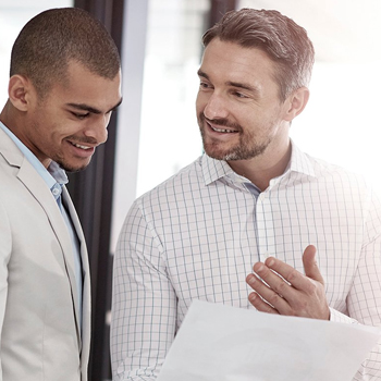 deux hommes discussion