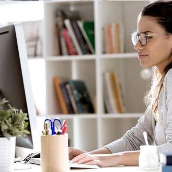 femme en lunette devant le pc