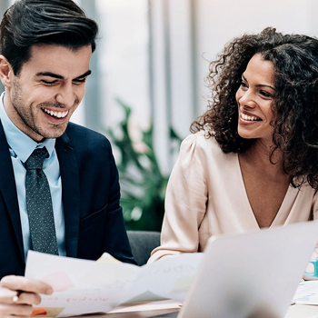 Homme femme en discussion documents papiers